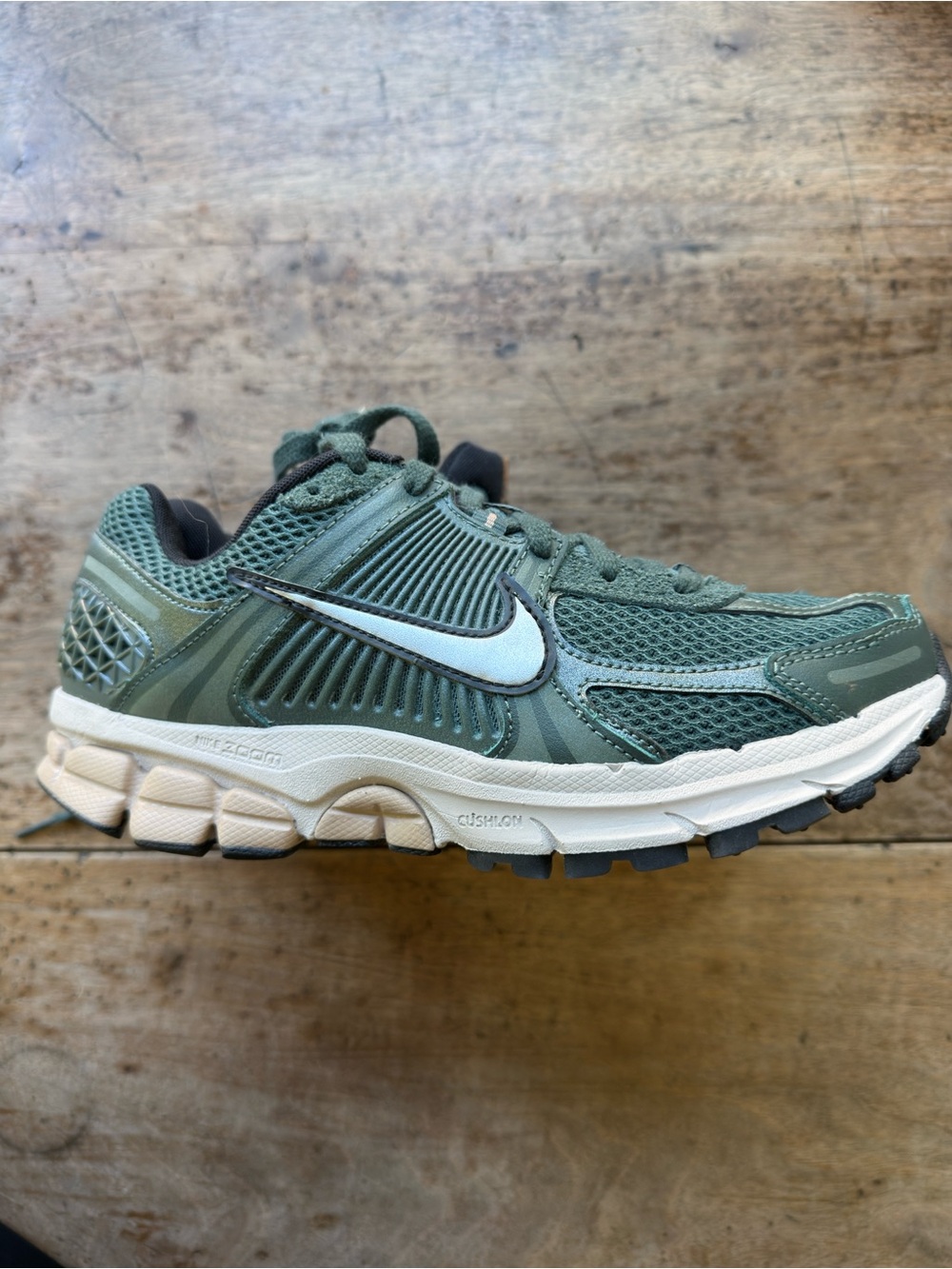 BRAND NEW Nike Women's Green Vomero 5 Sneakers with White Swoosh sz 9 - Picture 5 of 10